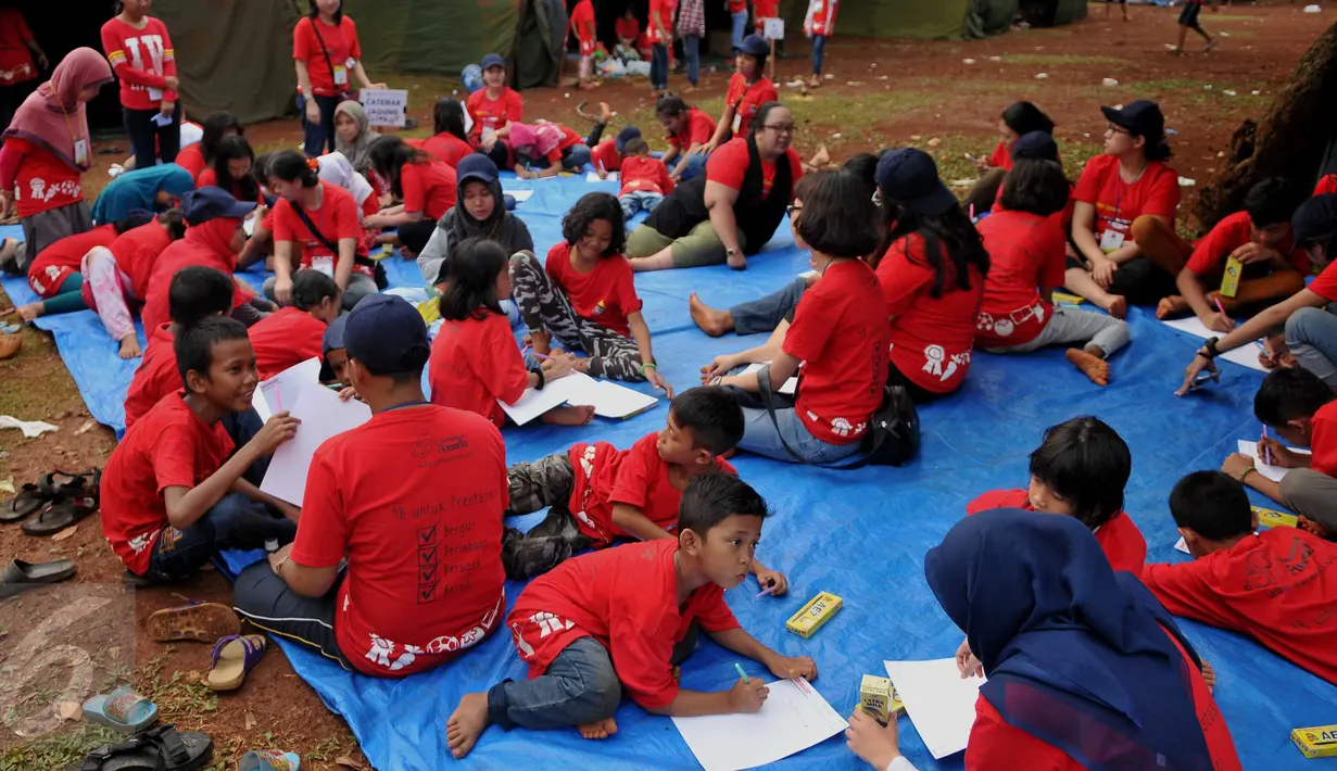 Anggota sahabat anak marjinal dari Jabodetabek menyampaikan aspirasinya melalui surat bertulis tangan di Bumi Perkemahan Ragunan, Jakarta, Sabtu (30/7). Kegiatan menulis surat yang mengusung tema 'Gizi untuk Prestasi'. (Liputan6.com/Gempur  M Surya)