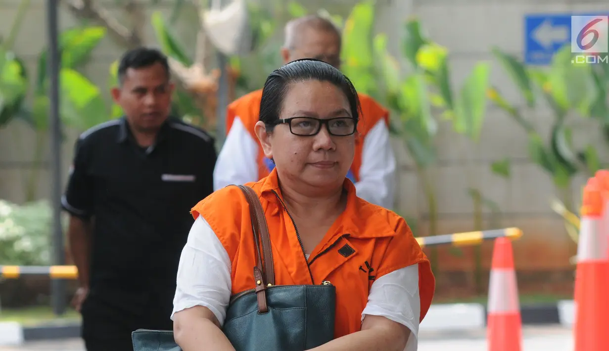 Direktur PT Wisata Bahagia, Liliana Hidayat saat tiba di Gedung KPK, Jakarta, Senin (8/7/2019). Liliana Hidayat diduga melakukan penyuapan terkait penanganan perkara penyalahgunaan izin tinggal warga negara asing (WNA) di lingkungan Kantor Imigrasi Mataram. (merdeka.com/Dwi Narwoko)