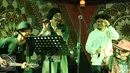 OM PMR membawakan lagu single terbarunya yang berjudul "Too Long To Be Alone" di Jakarta, Rabu (15/3). Single yang merupakan lagu milik Kunto Aji yang diparodikan oleh grup OM PMR dengan judul asli Terlalu Lama Sendiri. (Liputan6.com/Herman Zaharia)
