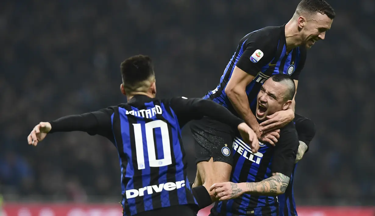 Kegembiraan pemain Inter Milan usai Nainggolan mencetak gol kemenangan pada laga lanjutan Liga Italia Serie A yang berlangsung di stadion Giuseppe Meazza, Milan, Senin (18/2). Inter Milan menang 2-1 atas Sampdoria. (AFP/Miguel Medina)