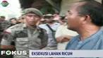 Situasi sempat kembali panas saat sejumlah warga mencoba menghalangi eksekusi dengan melempari alat berat.