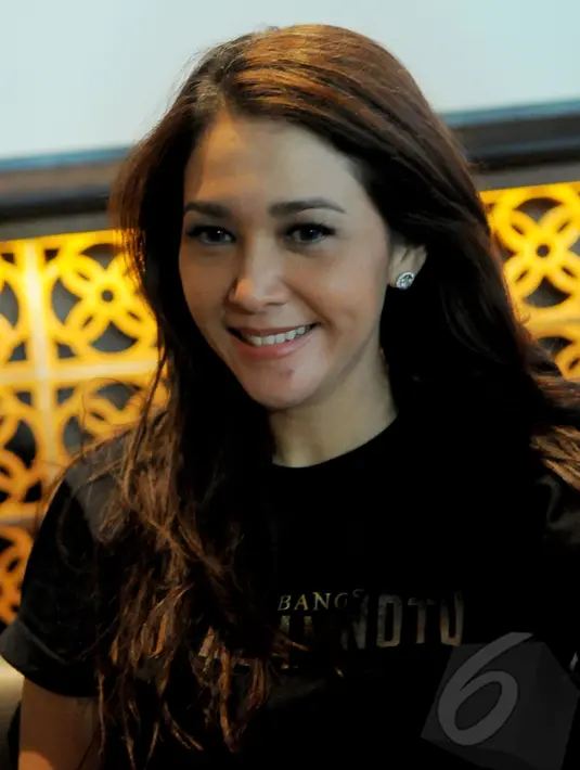 Maia Estianti saat menghadiri gala premier Film Guru Bangsa TJOKROAMINOTO di kawasan Kuningan, Jakarta Selatan (31/3/2015). Dalam film tersebut, Maia Estianti berperan sebagai ASoeharsikin, ibu mertua HOS Tjokroaminoto.(Liputan6.com/FAisal R Syam)