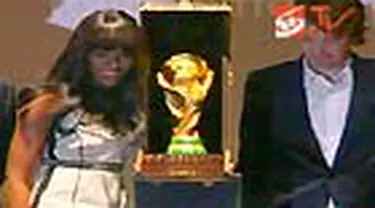 FIFA secara resmi memperkenalkan trofi Piala Dunia 2010 lewat upacara resmi yang berlangsung di Paris, Prancis. Piala ini memberi kesan mewah karena kandungan emas murni 18 karat di dalamnya. 