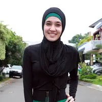Setelah membaca artikel tentang menutup aurat, Dhini Aminarti akhirnya menutup auratnya. Sebenarnya sejak lama ia ingin menutup auratnya. Saat itu, ia mengaku belum mendapatkan hidayah. (Deki Prayoga/Bintang.com)