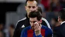 Lionel Messi kembali melanjutkan pertandingan usai mendapat perawatan dari tim medis saat dalam perempat final leg kedua Liga Champions 2017 di Camp Nou, Spanyol, Rabu (19/4). (AP Photo/ Emilio Morenatti)
