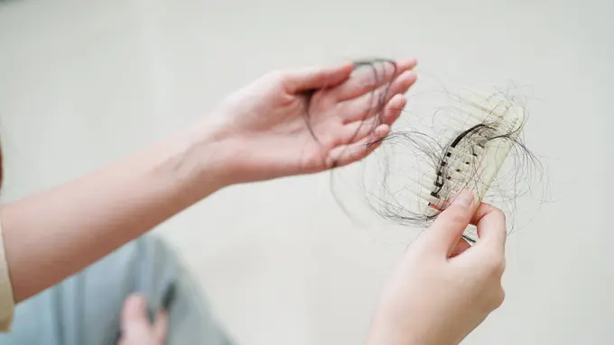 7 Cara Mengatasi Rambut Patah agar Kondisinya Nggak Semakin Parah