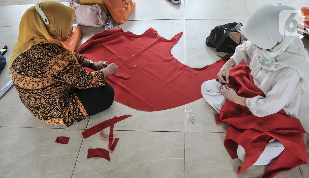 Warga mengikuti pelatihan tata busana di Ruang Publik Terpadu Ramah Anak (RPTRA) Borobudur, Menteng, Jakarta Pusat, Rabu (9/11/2022). Sudin Perindustrian, Perdagangan, Koperasi Usaha Kecil dan Menengah (PPKUM) Jakarta Pusat bekerja sama dengan sekolah tata busana menggelar pelatihan kriya yang dikhusukan untuk kaum perempuan. (merdeka.com/Iqbal S Nugroho)