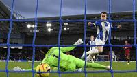 Alisson Becker beraksi dalam laga Brighton versus Liverpool pada pekan ke-20 Liga Inggris 2022/2023 di AMEX Stadium, Sabtu (14/1/2023) malam WIB. (AFP/Glyn Kirk)