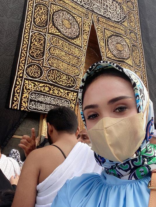 Yuni Shara tentu beruntung dapat melihat Kakbah dengan jarak yang sangat dekat. (Foto: Instagram/ yunishara36)