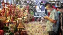 Pengunjung melihat-lihat mainan pada gelaran The Jakarta 17th Toys & Comics Fair 2022 di Balai Sudirman, Jakarta, Sabtu (5/3/2022). Meski masih pandemi, gelaran yang dianggap pionir event mainan dan komik di Indonesia ini hadir kembali dengan konten terkini dan exclusive.(Liputan6.com/Faizal Fanani)