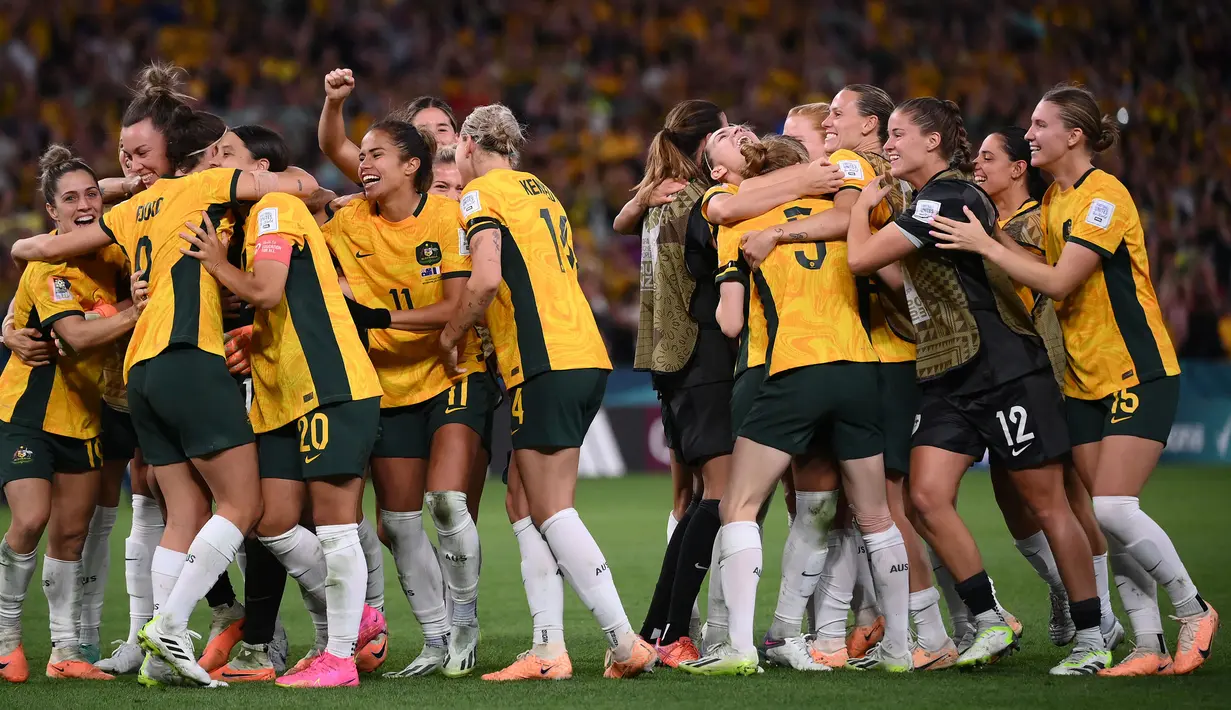 Sejumlah pemain Timnas Australia melakukan selebrasi setelah menang atas Prancis pada babak adu penalti saat perempat final Piala Dunia Wanita 2023 di Brisbane Stadium, Brisbane, 12 Agustus 2023. (AFP/Franck Fife)