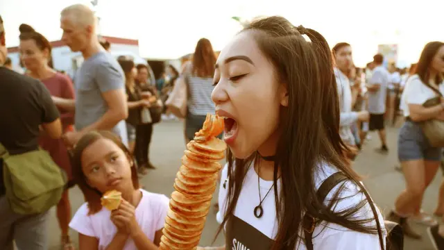 Makan dengan pelan dan fokus