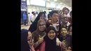 Warga Indonesia dan staf KBRI Manama menyambut Rio Haryanto saat tiba di Bandar Udara Internasional Bahrain, Selasa (29/3/2016). (Bola.com/Twitter)