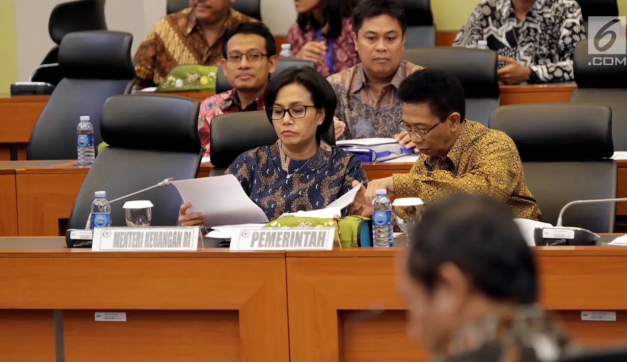 Menkue, Sri Mulyani saat mengikuti Rapat Kerja dengan Banggar DPR, Jakarta, Selasa (25/7). Rapat juga membahas pembahasan RUU tentang Pertanggungjawaban atas Pelaksanaan APBN TA. 2016. (Liputan6.com/Johan Tallo)