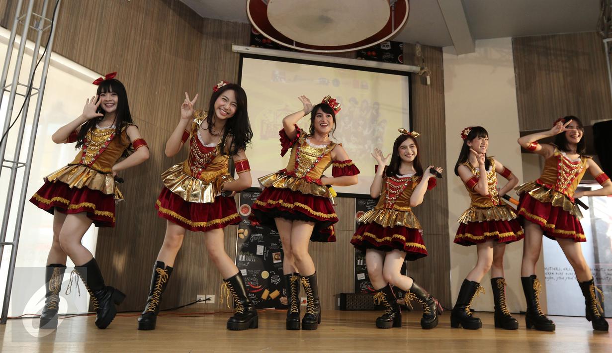 Penampilan JKT48 seusai jumpa pres New Album Festival Greatest Hits JKT 48 di kawasan Kemang, Jakarta, Rabu (22/2). JKT48 merilis album baru bertajuk "FESTIVAL GREATEST HITS" berisikan enam lagu baru. (Liputan6.com/Herman Zakharia)