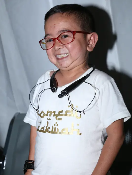 "Daus kenal anaknya baik, orang tuanya almarhum, anak yatim, dia urus anak yatim. Sebelum kenal dia, Daus lagi menjalani ke dunia religi. Setelah ikut tabligh baru kenal dia, gak lama, baru juga," jelas ayah satu anak ini. (Andy Masela/Bintang.com)