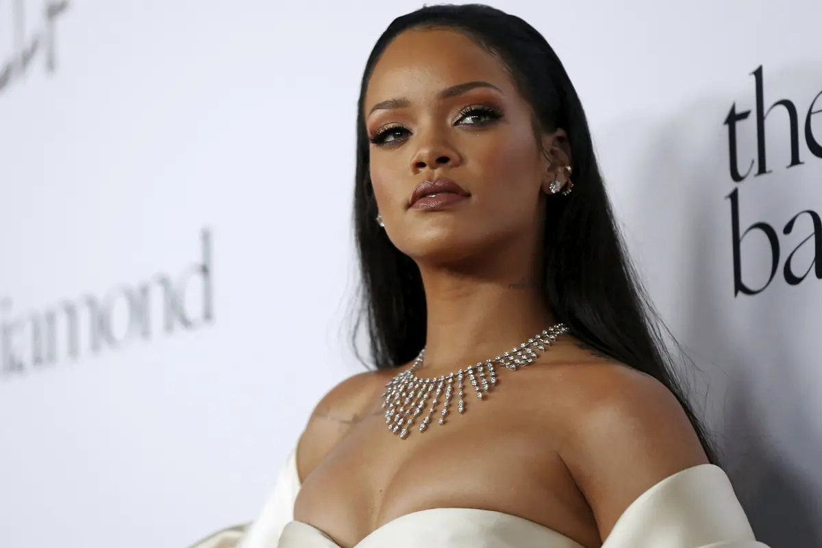 20151211-Rihanna Tampil Seksi Pada Acara Penggalangan Dana di California