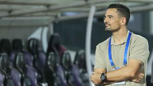 Pelatih Persita, Carlos Gonzales Pena usai memimpin laga melawan Dewa United pada lanjutan BRI Super League 2025/2026 di Stadion Indomilk Arena, Tangerang, Banten, Kamis (26/2/2026). (Bola.com/M Iqbal Ichsan)