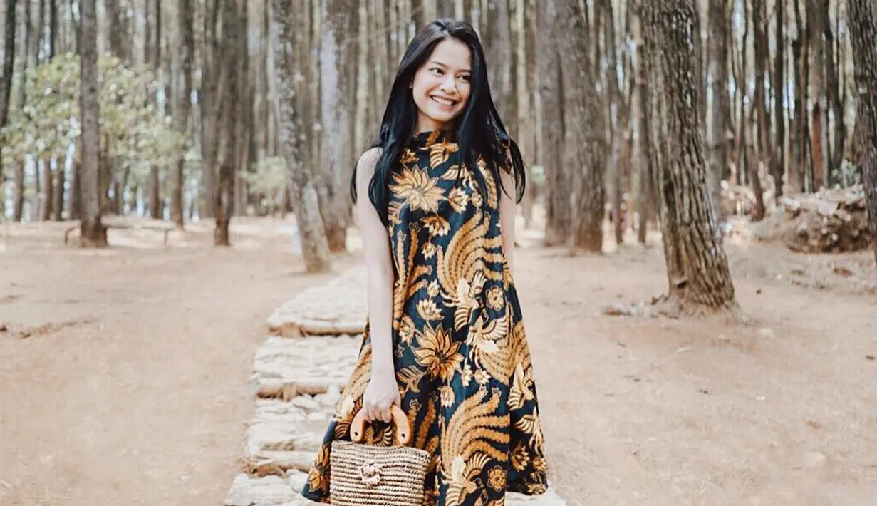 Lewat akun Instagram terverifikasinya, ia kerap kali membagikan gaya OOTD-nya. Salah satunya dengan memakai simpel dress batik ini. Meski casual, pesonanya tak luntur. (Liputan6.com/IG/hanggini)