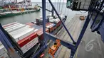 Aktivitas bongkar muat peti kemas di Jakarta International Cointainer Terminal (JICT),Tanjung Priok, Jakarta, Rabu (25/3/2015). Pelindo II mencatat waktu tunggu pelayanan kapal dan barang sudah mendekati target pemerintah. (Liputan6.com/Faizal Fanani)