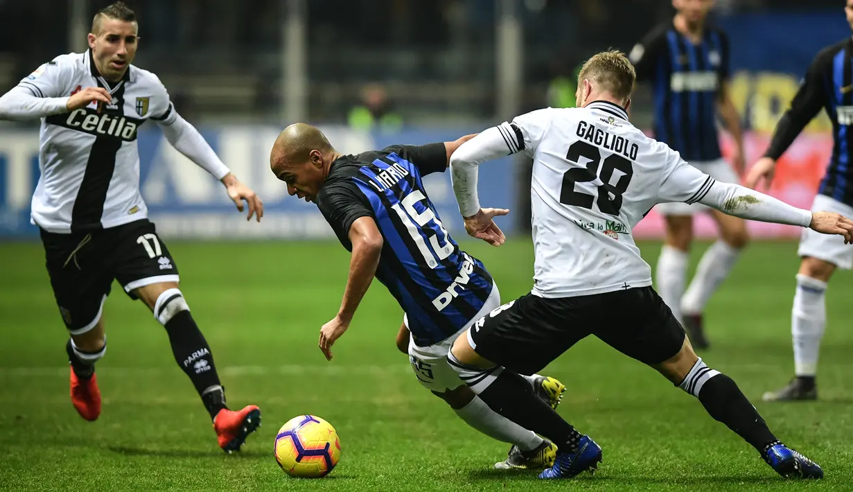 Gelandang Inter Milan, Joao Mario, berusaha melewati pemain Parma, Riccardo Gagliolo, pada laga Serie A di Stadion Ennio-Tardini, Sabtu (9/2). Inter Milan menang 1-0 atas Parma. (AFP/Miguel Medina)