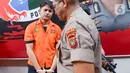 Polisi menghadirkan artis peran Aulia Farhan saat rilis kasus narkoba di Polda Metro Jaya, Jumat (21/2/2020). Aulia Fahran ditangkap Direktorat Narkoba Polda Metro Jaya di Hotel Amaris, Jakarta pada Kamis, 20 Februari 2020 saat tengah menunggu pesanan sabu dari rekannya. (merdeka.com/Imam Buhori)