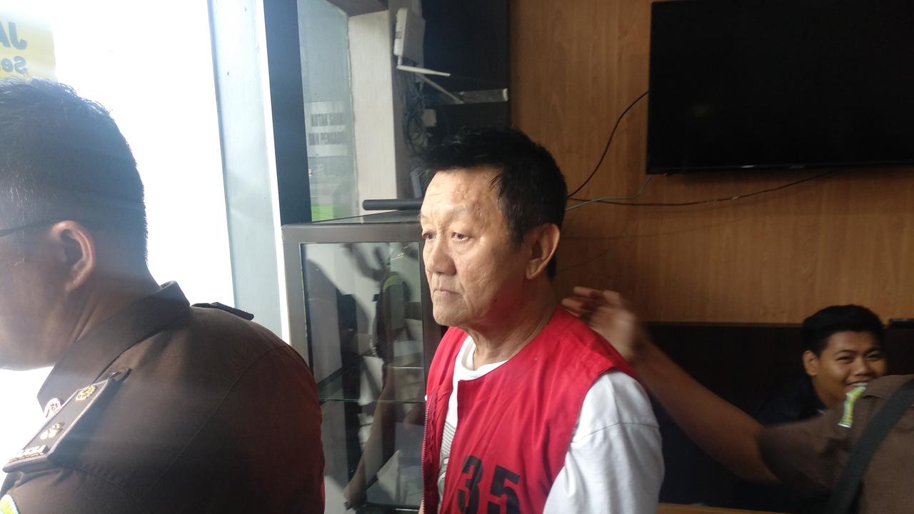 Chandra Liwang, saat ditangkap intel Kejari Kendari, Senin (18/11/2019).(Liputan6.com/Ahmad Akbar Fua)