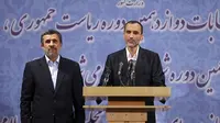 Mantan presiden Iran Mahmoud Ahmadinejad dan mantan wapres Iran Hamid Baghaei dalam sebuah konferensi pers usai mendaftarkan diri dalam bursa pencapresan (AP/Ebrahim Noroozi)