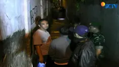 Tak hanya polisi, sejumlah warga juga mengerumuni gang sempit ini untuk untuk menghetahui identitas korban.