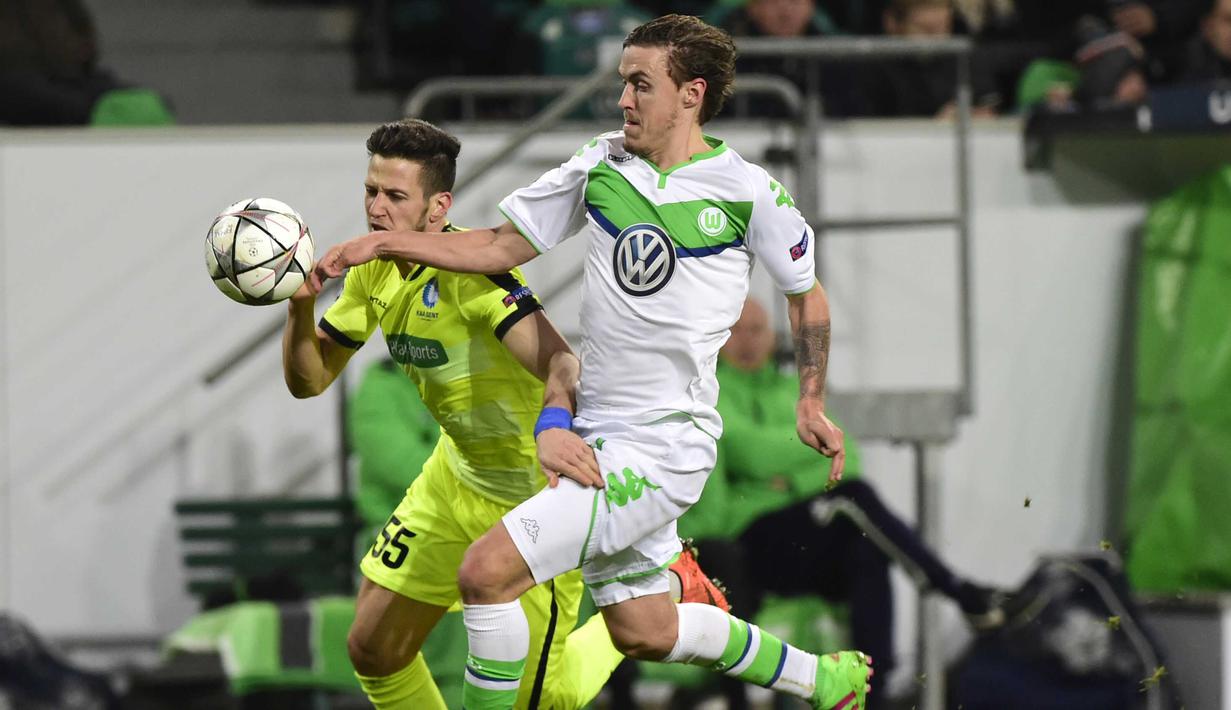 Pemain Gent, Rami Gershon (kiri) berebut bola dengan pemain Wolfsburg, Max Kruse pada leg kedua babak 16 besar Liga Champion di di Volkswagen Arena, Wolfsburg, Rabu (9/3/2016) dini hari WIB. (AFP/John Macdougall)