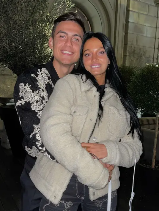 Oriana Sabatini selalu tampak sumringah ketika bisa bersama dengan Paulo Dybala. Pamer senyum lebar menjadi bukti bahwa keduanya sangat kompak. Pujaan hati Dybala ini selalu mendukung La Joya di berbagai momen termasuk menjadi pesepak bola andalan Argentina dan AS Roma. (Liputan6.com/IG/@orianasabatini)