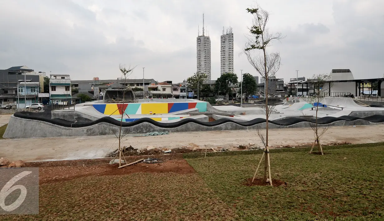 Suasana skate park yang masih dalam tahap pembangunan di kawasan Kalijodo, Tambora, Jakarta Barat, Selasa (6/12). Pembangunan skate park ini dianggap dan diharapkan sebagai tempat bermain skateboard dengan kualitas terbaik. (Liputan6.com/Yoppy Renato)