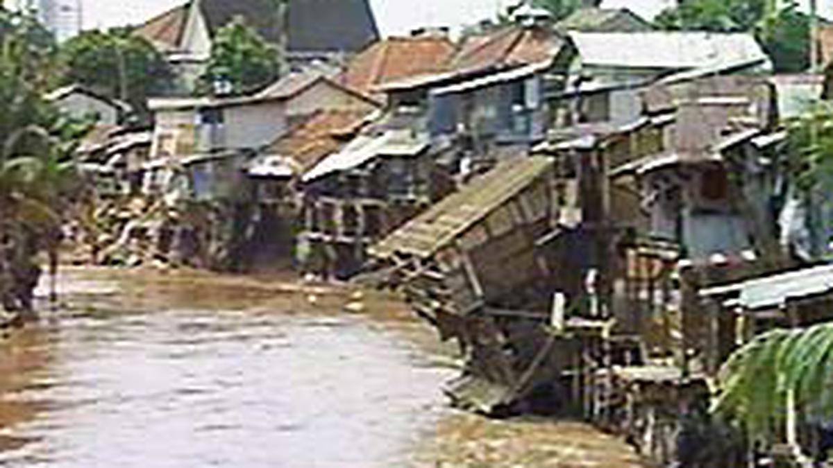 Mereka [Terpaksa] Bertahan di Bantaran Sungai