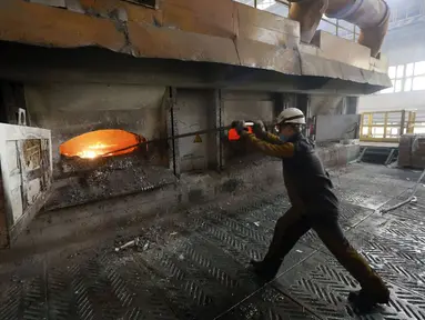 Salah satu pekerja melakukan peleburan alumunium di sebuah pabrik di Rusal Krasnoyarsk, Siberia, (8/7/2014). (REUTERS/Ilya Naymushin) 