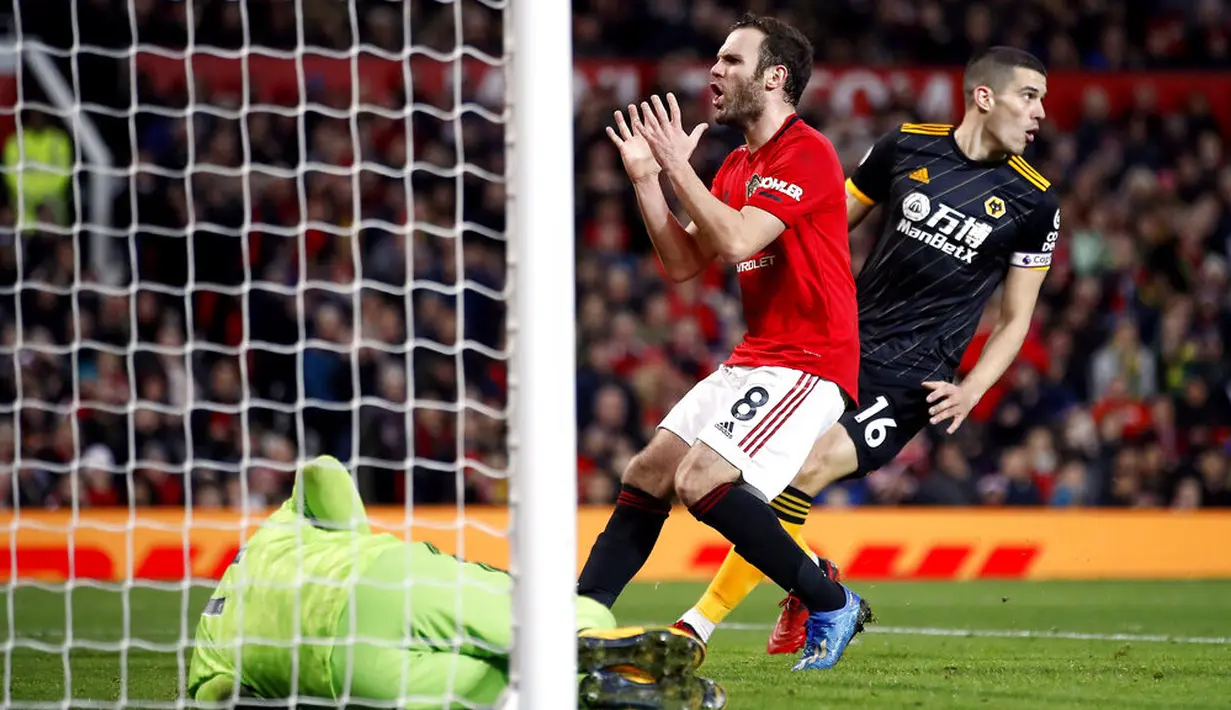 Gelandang Manchester United, Juan Mata, tampak kecewa usai gagal membobol gawang Wolverhampton Wanderers pada laga Premier League di Stadion Old Trafford, Sabtu (1/2/2020). Kedua tim bermain imbang tanpa gol. (AP/Martin Rickett)