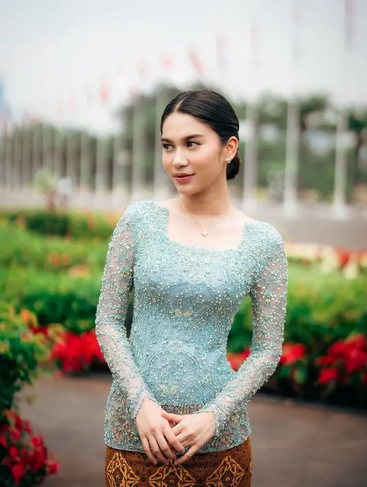 Tanpa ditemani Pratama Arhan, Azizah Salsha hadir bersama anggota keluarga lainnya. Penampilannya yang menawan dalam balutan kebaya tak luput dari sorotan.  [@azizahsalsha_].