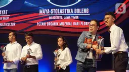 Presiden Direktur Astra Prijono Sugiarto menyerahkan penghargaan kepada penerima apresiasi pada Malam Penghargaan 10th SATU Indonesia Awards 2019 di Jakarta, Jumat (4/10/2019). Malam penghargaan mengangkat tema Age of Pride serta semangat #KebanggaanIndonesia. (Liputan.com/HO/Eko)