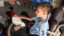 Burung juga sering dianggap memiliki sumber daya psikologis yang kuat, karena interaksinya dapat meningkatkan sistem dopamin, mengurangi rasa terisolasi, dan memberikan perasaan kasih sayang. Tampak dalam foto, seorang anak pengungsi Palestina penyandang disabilitas duduk bersama seekor kura-kura saat ia mengikuti sesi konseling psikologis di sebuah studio seni yang menggunakan hewan peliharaan dan burung di daerah Al-Zawaida, Jalur Gaza Tengah, pada Selasa 21 April 2026. (Eyad Baba/AFP)