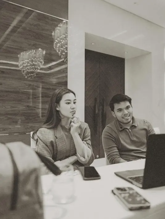 Dalam beberapa foto, pasangan ini terlihat kompak dalam outfit yang senada [@aaliyah.massaid]