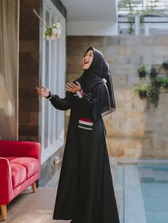 Youtuber yang satu ini mengaku iri dengan kedua kakak perempuannya yang sudah didatangi sang ayah lewat mimpi. Ricis berharap bisa mengalami hal serupa untuk mengobati kerinduannya. (Instagram/riaricis1795)