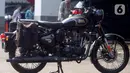 Tampilan Motor Royal Enfield milik mantan Gubernur Jawa Barat (Jabar) Ridwan Kamil yang disita penyidik Komisi Pemberantasan Korupsi (KPK) di Rumah Penyimpanan Benda Sitaan Negara (Rupbasan) pada Jumat (25/4/2025). (Liputan6.com/Herman Zakharia)