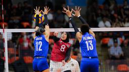Megawati Hangestri Pertiwi dkk harus bersusah payah menaklukkan Filipina dengan skor 3-1 (28-26, 13-25, 30-28, 26-24). (Bola.com/Bagaskara Lazuardi)