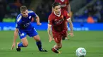 Gelandang Liverpool, Philippe Coutinho, dijatuhkan gelandang Leicester, Marc Albrighton, pada laga Piala Liga di Stadion King Power, Leicester, Selasa (19/9/2017). Leicester menang 2-0 atas Liverpool. (AFP/Lindsey Parnaby)
