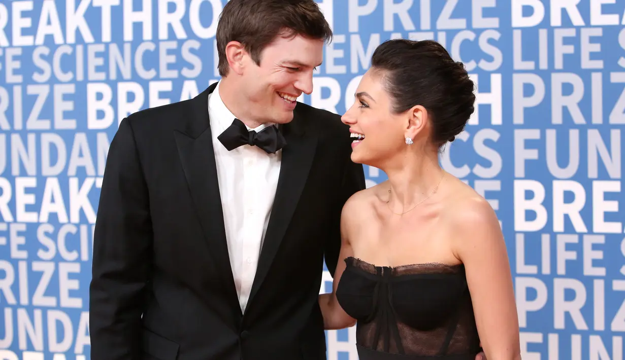 Mila Kunis dan Ashton Kutcher pun memilih menikah diam-diam pada 2015 usai bertunangan selama satu tahun lebih. (JESSE GRANT / GETTY IMAGES NORTH AMERICA / AFP)