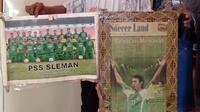 Ipung Suparno menunjukkan poster Ferry Anto Eko Saputro di kediaman mantan striker Persis dan PSS itu di Kartasura, Sukoharjo, Kamis (20/6/2019). (Bola.com/Vincentius)
