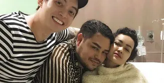Masih terbaring di rumah sakit, Julia Perez tak henti mendapat dukungan dari para sahabat. Seperti halnya Ivan Gunawan dan Edric Chandra yang menyempatkan diri untuk menjenguk sahabatnya itu. (Instagram/ivangunawan)