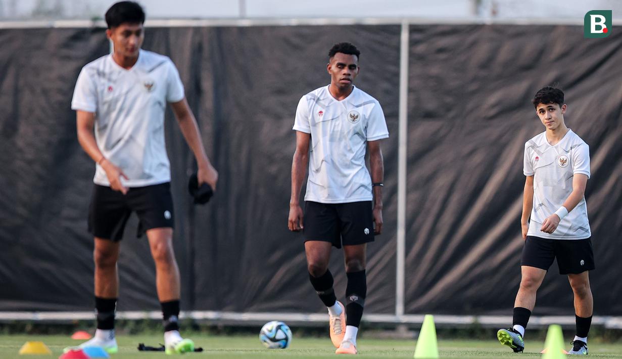 <p>Pemain Timnas Indonesia U-17 (dari kiri) Sulthan Zaky, Tonci Shouter, dan Amar Brkic saat menjalani official training di Lapangan Latihan A Gelora Bung Tomo, Surabaya, Minggu (12/11/2023) sore menjelang laga kedua Grup A Piala Dunia U-17 2023 menghadapi Panama yang akan berlangsung di Stadion Gelora Bung Tomo, Senin, 13 November 2023. (Bola.com/Bagaskara Lazuardi)</p>