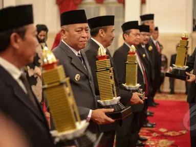 Sebanyak 23 kepala daerah mendapat penghargaan dari Presiden Joko Widodo, Jakarta, Selasa (28/4/2015).  Penghargaan ini diberikan dalam rangka hari otonomi daerah (Liputan6.com/Faizal Fanani)