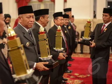 Sebanyak 23 kepala daerah mendapat penghargaan dari Presiden Joko Widodo, Jakarta, Selasa (28/4/2015).  Penghargaan ini diberikan dalam rangka hari otonomi daerah (Liputan6.com/Faizal Fanani)