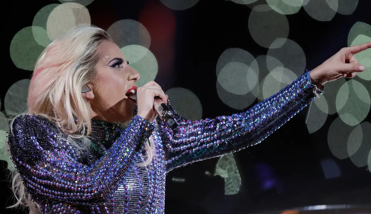 Penyanyi Lady Gaga saat menghibur penonton disela pertandingan NFL Super Bowl 51 football game antara tim Atlanta Falcons melawan New England Patriots, di Houston, AS, (5/2). (AP Photo/Darron Cummings)